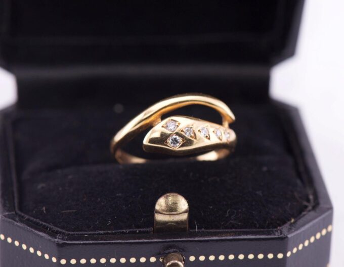 Vintage Estate Snake Ladies Lover Ring 18k Gold and Diamonds Boxed