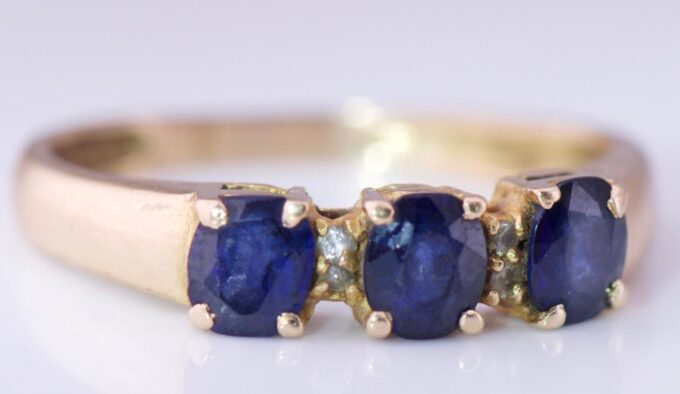 Antique Art-Deco Ladies Ring 18k Gold Diamonds and 1ct Natural Sapphires