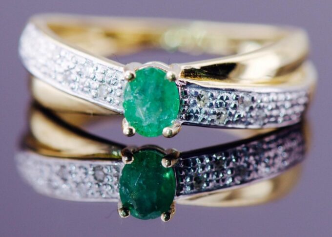 Antique Art-Deco Ladies Ring 18k Gold Diamonds Colombian Emerald by F Zerrenner