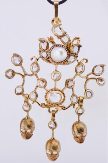 Antique Pendant Victorian 18k Gold Memento MoriThree Skulls Rose Cut Diamonds